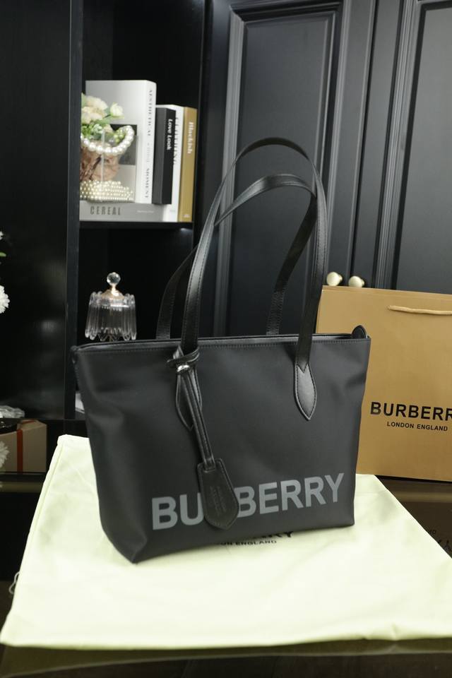 Box free Burberry nylon tote bag tote bag shopping bag tote bag is really classic. It looks good on the back no matter how you carry it. Size: 29 × 23