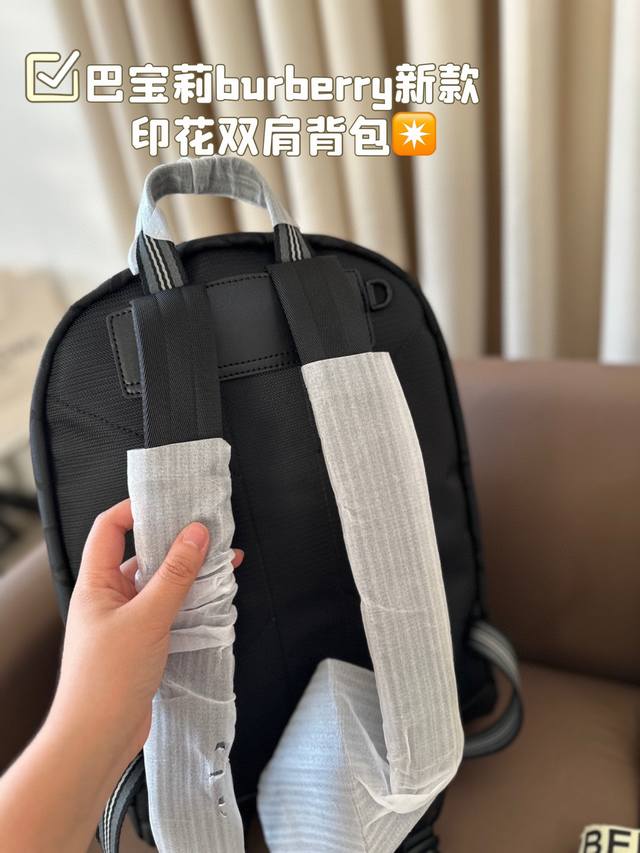Burberry's new backpack print series is fashionable and casual in style. The fabric is high-density, waterproof, and easy to maintain in the rain. Size 30 * 40: