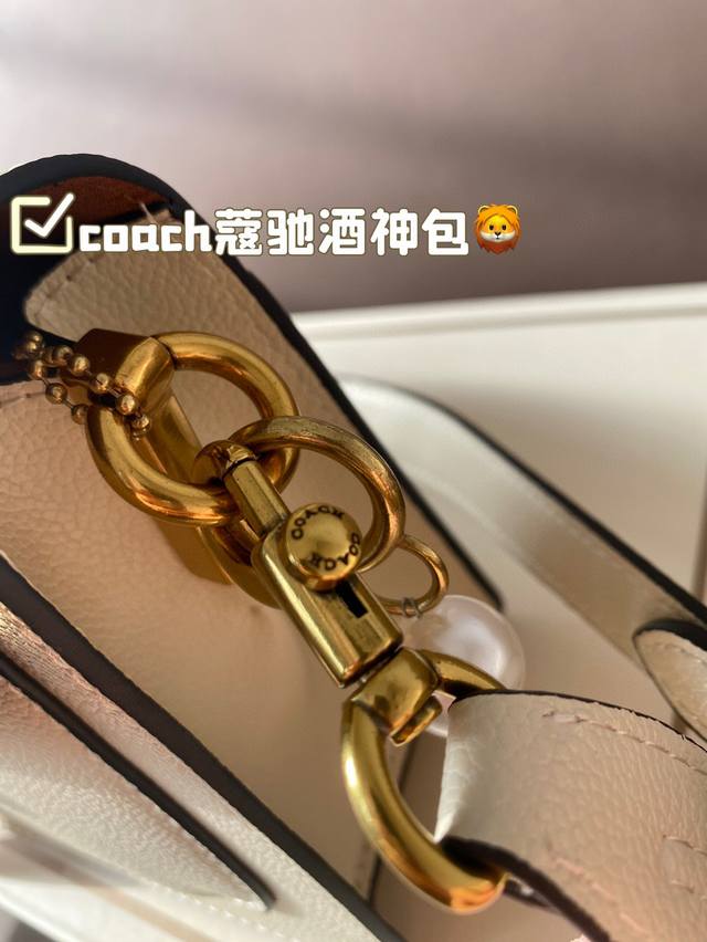 The color matching of Coach Coach's Wine God Bag this time is simply a fairy color scheme! High in appearance and versatile, suitable for both handheld and crossbody use, this is the Coach Wine God! Cute and able to pretend! Handheld crossbody looks