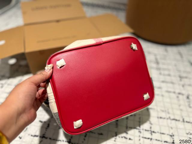 Burberry Tote is a super popular tote bag that is very likely to become more and more popular for daily commuting. It is worth buying. Size: 25.18.33