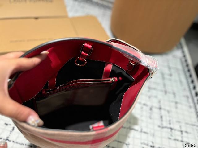 Burberry Tote is a super popular tote bag that is very likely to become more and more popular for daily commuting. It is worth buying. Size: 25.18.33