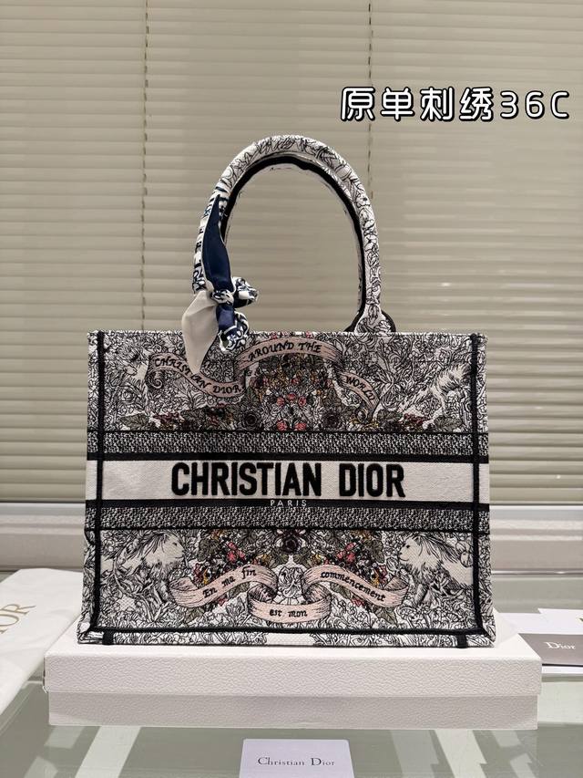 Original embroidery 215 190 Dior jacquard tote bag with inner lining Dior Book Tote. This year's favorite shopping bag Tote is the bag I use the most times because of its super large capacity. No matter what: