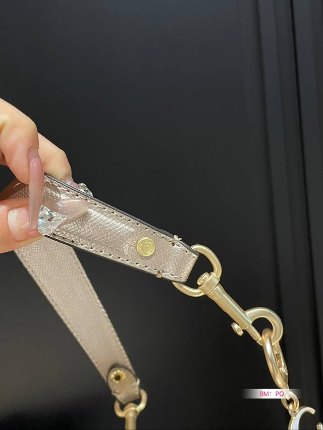 New color scheme for Coach bucket bag, single shoulder crossbody, double-layer handheld crossbody, search for Coach bucket size: 20 * 23: