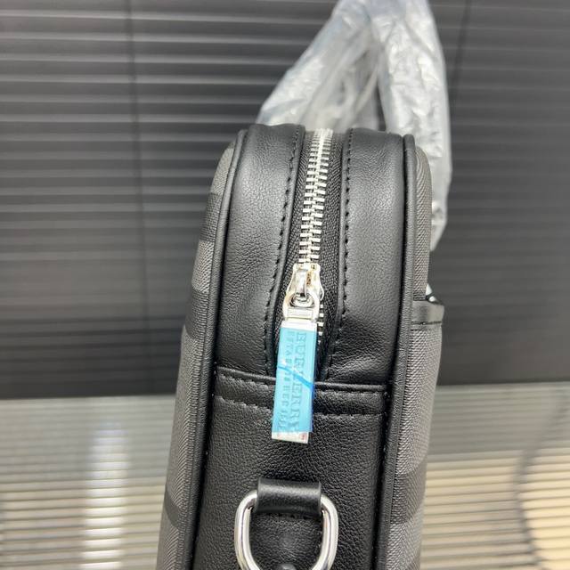 Burberry men's checkered briefcase computer bag crossbody handbag features exquisite inlay craftsmanship, classic and versatile physical photography, original factory fabric, high-end quality delivery dust bag 38 X 27 Cm