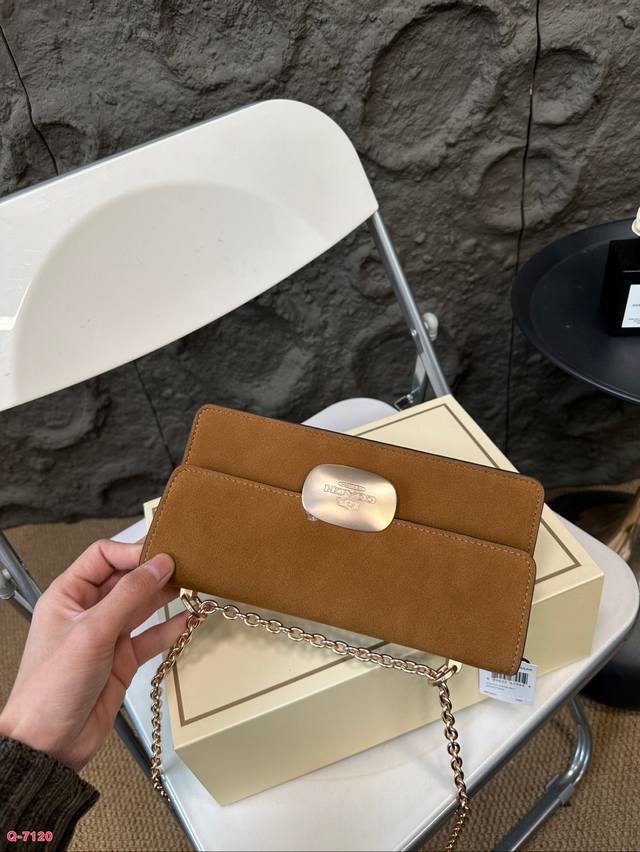 The Eliza series from Coach with folding box is new! Eliza is no stranger to old faces, but this time she has some autumn and winter styles in mind, which suddenly brightens her eyes! Leather, suede, stable and atmospheric color: