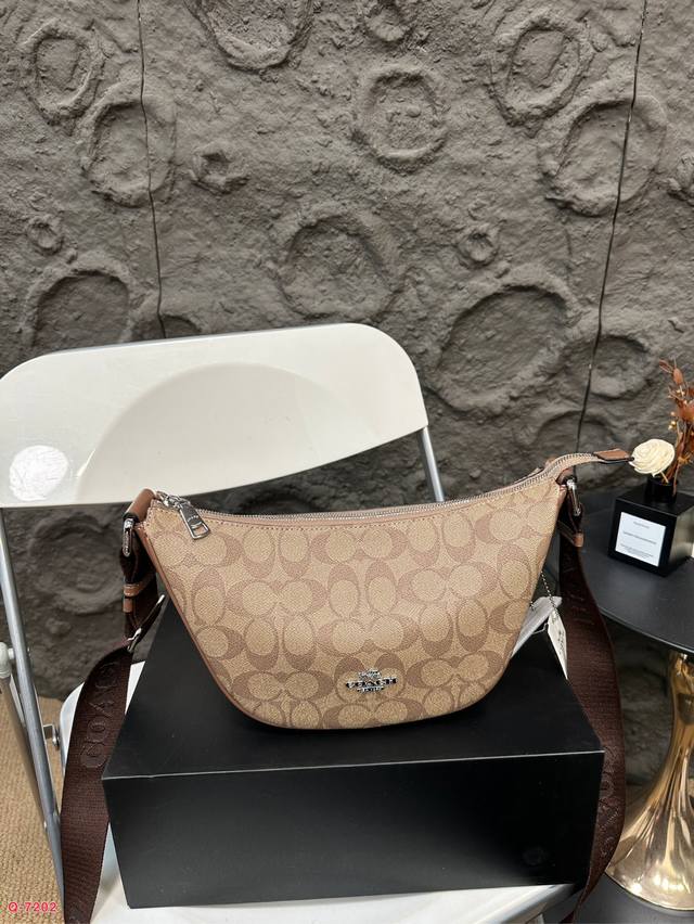 Equipped with a folding box, Coach's new PACE crescent shaped bag and cow horn bag, with a wide canvas shoulder strap design that can be adjusted in length!! It can be worn under the armpit or slung over the shoulder, making it a super versatile item