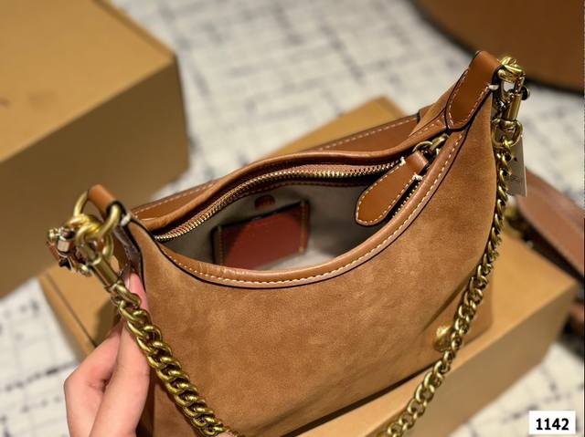 Paired with the new Kouchi armpit bag, the spicy girl style is also too cool. The new product is so beautiful, and the new bag shape is great for carrying. It's really cool. Family size: 25 15: