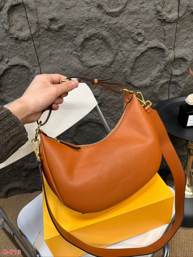 Paired with a folding box, the new Fendi Pea Crescent Underarm Bag is really beautiful. The color scheme is particularly high-end and the dense material is cowhide, which is very durable. The metal Fendi logo at the bottom has a unique texture! Size