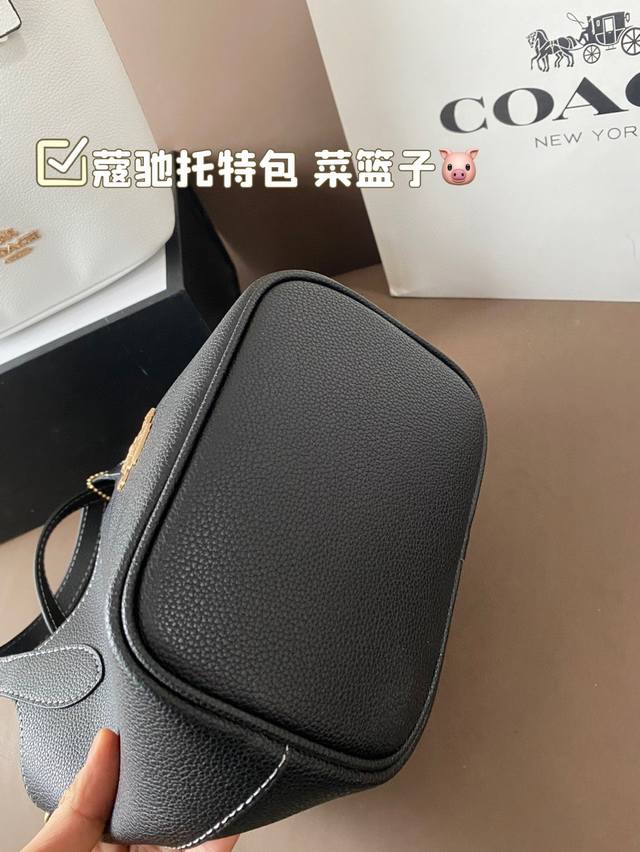 Equipped with a folding box, the unique design of the Coach Tote bag basket is fashionable and classic, super versatile for daily commuting. It can be worn on both sides and has a stylish size of 16 * 19