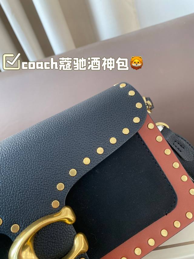 The color matching of Coach Coach's Wine God Bag this time is simply a fairy color scheme! High in appearance and versatile, suitable for both handheld and crossbody use, this is the Coach Wine God! Cute and able to pretend! Handheld crossbody looks