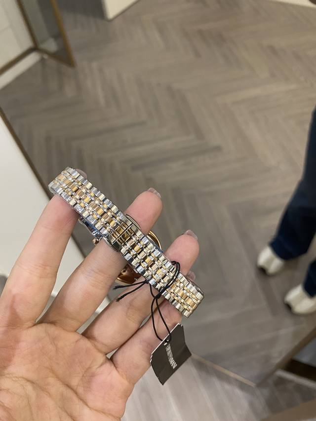 High quality Armani Starry Sky women's watch, I think girls all like this bling bling watch. Men's tickets, husbands should buy one for their girlfriends! Long out of stock. Pictures cannot capture the beauty of real objects, but real objects are rea