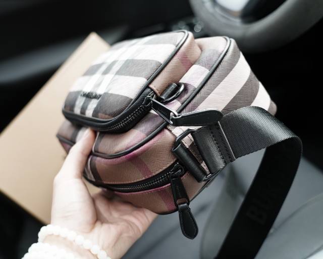Burberry official website synchronizes high version crossbody single shoulder backpack with eternal and timeless iconic products. Pure original single cowhide top-notch hardware production, non market ordinary version. This year's favorite styles of