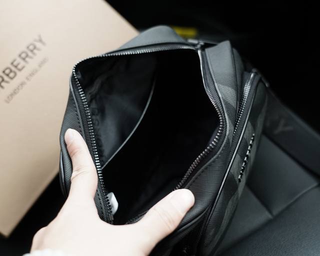 Burberry official website synchronizes high version crossbody single shoulder backpack with eternal and timeless iconic products. Pure original single cowhide top-notch hardware production, non market ordinary version. This year's favorite styles of