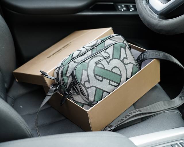 Burberry official website synchronizes the high version of the classic and timeless single shoulder crossbody backpack. The original fabric material has a delicate and deep waterproof and wear-resistant feel, which is not a common product in the mark