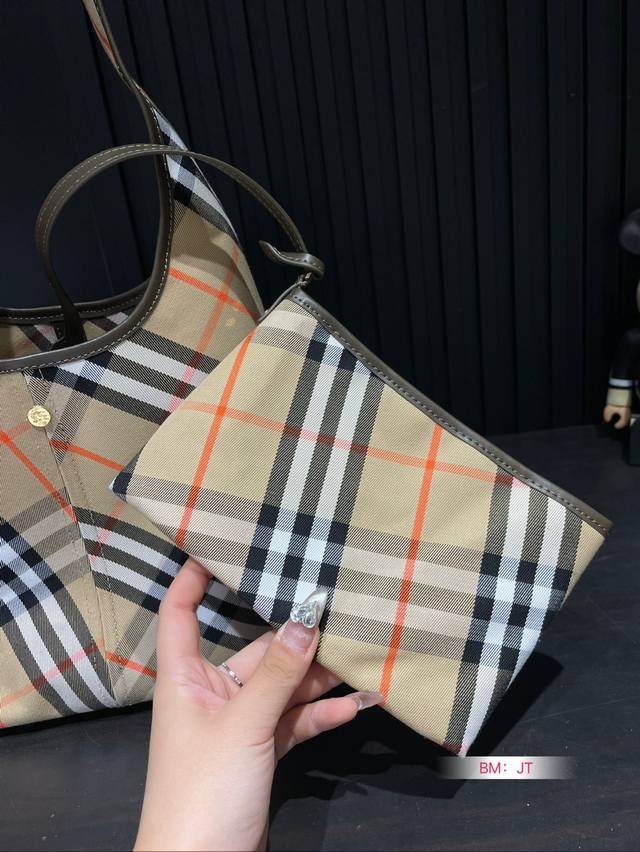 Paired with a folding box, the new Hobo from Burberry looks so great! It's completely covered in grass and the overall body is very light and stylish. There is also a sub bag that can be disassembled. The size is just right and super suitable for dai