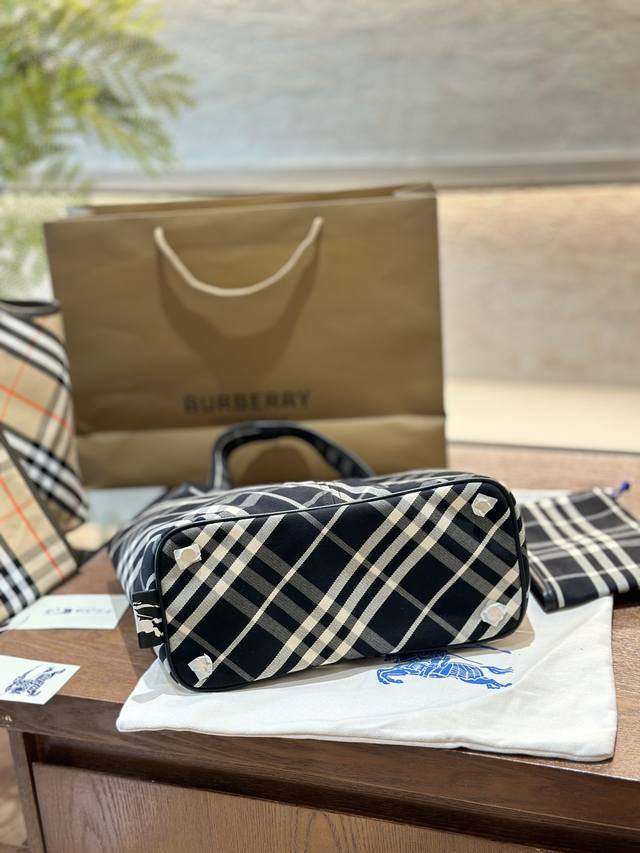 Burberry's new model has finally shipped its classic diagonal plaid backpack, which looks great. B's latest soft and upright shoulder bag is made of cotton twill fabric. Crafted in an Italian workshop, it is decorated with a unique grid pattern exclu