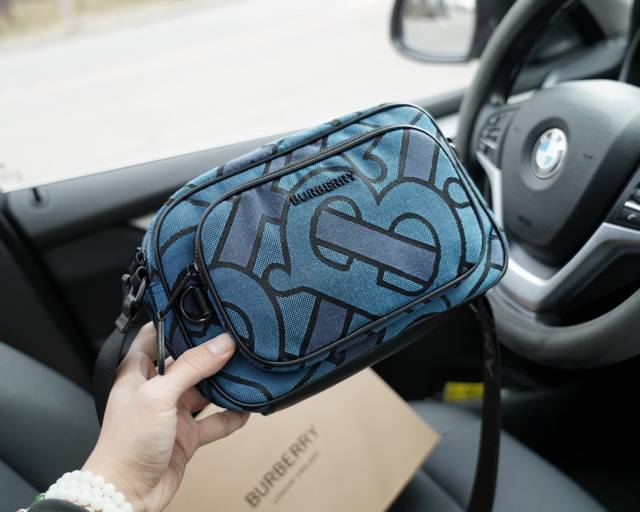 Burberry's official website synchronizes the high-end version of the single shoulder crossbody backpack, which is a classic and timeless work. The original single fabric material has a delicate feel, deep waterproof and wear-resistant. It is not a re