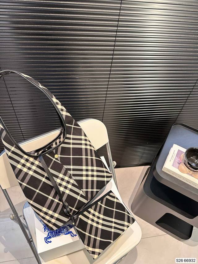 Paired with a folding box, the new Hobo from Burberry Burberry looks so great! It's completely covered in grass. The overall body is light and stylish, and there is a sub bag that can be disassembled. The size is just right for daily use, and the wid