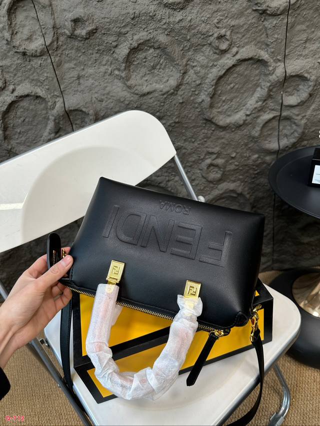 Comes with a folding box and Fendi pillow bag. By The Way, it has a large capacity and is cute and can be carried by hand or slung over the body. It can be sweet or salty! Size 27.18Cm: