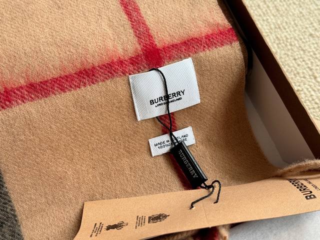 Top quality Burberry classic scarf with box matching, made of genuine materials! Large grid classic pattern! Equally suitable for men! Very gentlemanly! The upper body effect has a very strong aura, with a soft and textured feel. Specifications:% woo