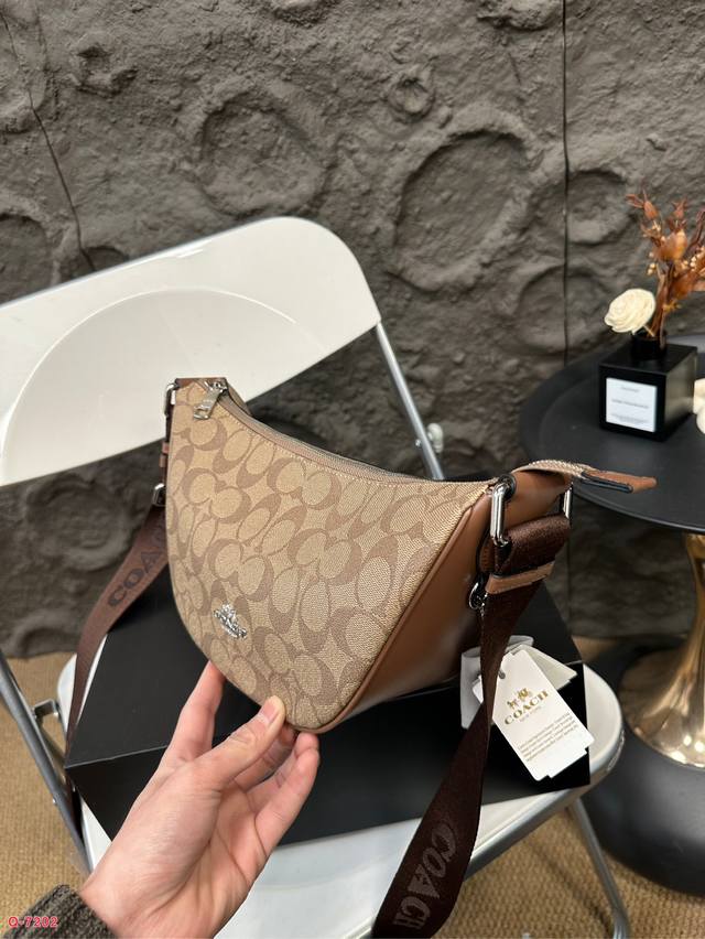 Equipped with a folding box, Coach's new PACE crescent shaped bag and cow horn bag, with a wide canvas shoulder strap design that can be adjusted in length!! It can be worn under the armpit or slung over the shoulder, making it a super versatile item