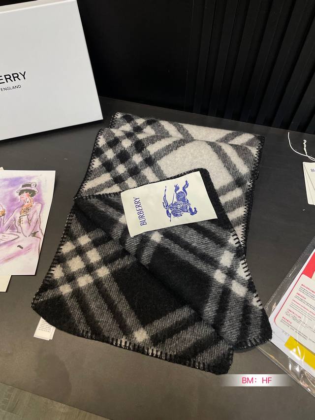 Cashmere Scarf Box Size: 180cm * 30cm Burberry Cashmere Scarf The gentlest color scheme for the upper body is super soft and comfortable. Don't you want to order this beautiful scarf now?
