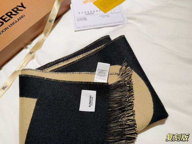 Delivery picture of the same complete set of packaging Burberry scarf counter original printed customized Burberry cashmere scarf counter washed label,% cashmere material, soft touch, hand sewn Burberry logo, integrated lock edge details not