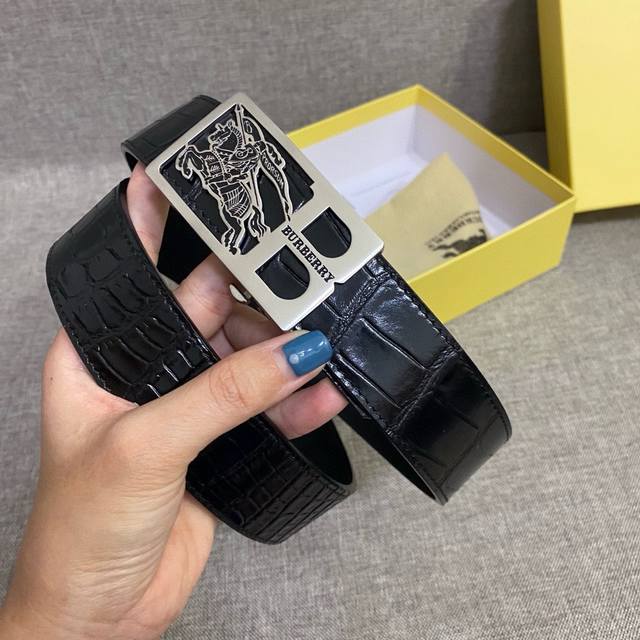 The explosive Burberry gift features an automatic buckle slide with a width of 3.5cm. The new original version is paired with a classic 18K stainless steel buckle. Fashionable and versatile, pursuing high-end original quality, reflecting taste, casua