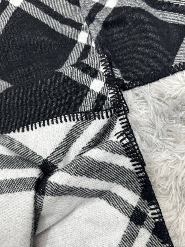 New scarf, Burberry. Original beautiful item, classic explosive item, returns to the forefront. Burberry's new imported Nepalese cashmere top embroidery scarf is definitely a screaming quality fashion brand's top design A must-have high-end boutique