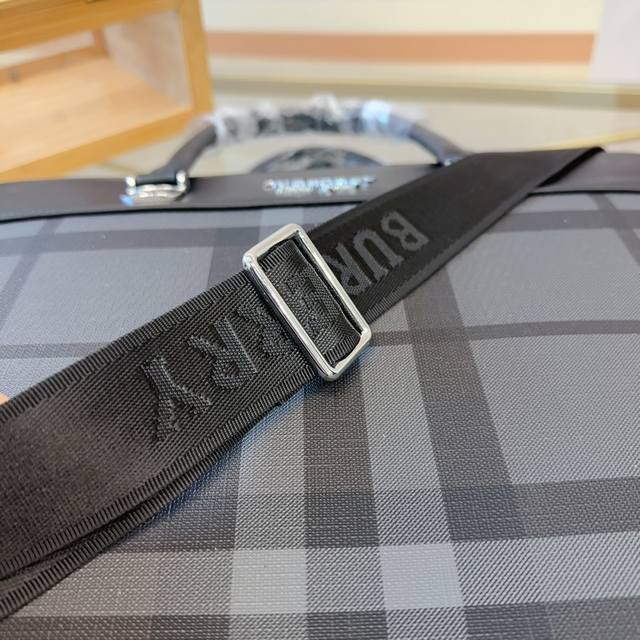 Burberry's latest men's briefcase is highly practical, with exquisite details and exquisite workmanship. It is high-end, atmospheric, and upscale, with a casual and generous style. Size: 39 29: