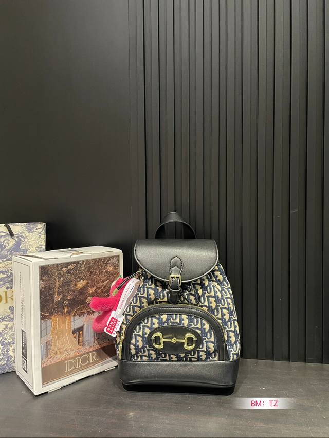 Dior vintage floral canvas backpack is very beautiful, both high-end and fashionable, with a high return rate. It is a lightweight, large capacity, and essential item for travel. Size: 24*28 :