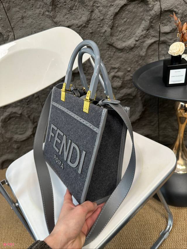 Fendi woolen mini tote bag of the same price, printed with brown ff jacquard pattern and light brown leather Fendi Roma logo, with hard leather handle. Featuring spacious interior compartments with light brown leather edges and gold accents: