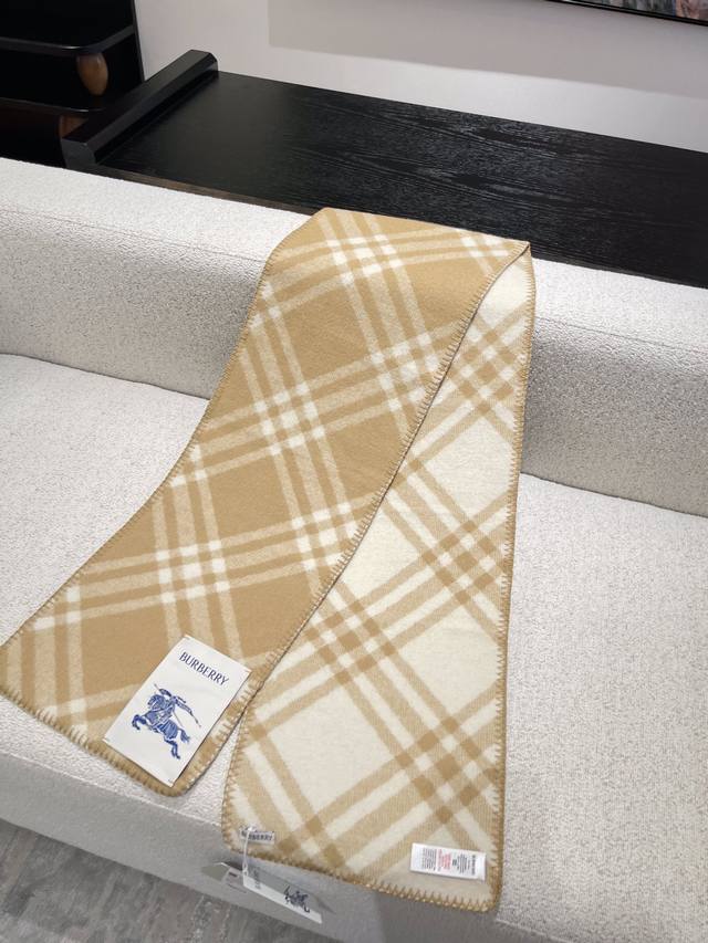 Gift box+5 Burberry plaid scarf is really amazing! Fashionable, unique, and warm with a perfect concave design to create an atmosphere. Don't miss out if you love personalized fashion! 100% sheep wool soft touch