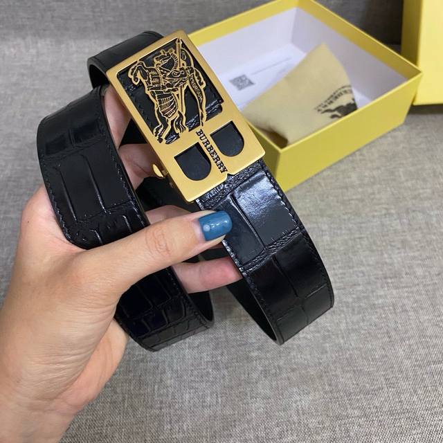 The explosive Burberry gift features an automatic buckle slide with a width of 3.5cm. The new original version is paired with a classic 18K stainless steel buckle. Fashionable and versatile, pursuing high-end original quality, reflecting taste, casua