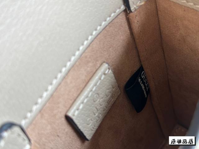 The full package Gucci1955 mobile phone bag was originally intended for those who wanted to go into the tiger head chest bag and were ready to pay. As soon as they turned around and saw this phone bag, they immediately fell in love with the love cabi