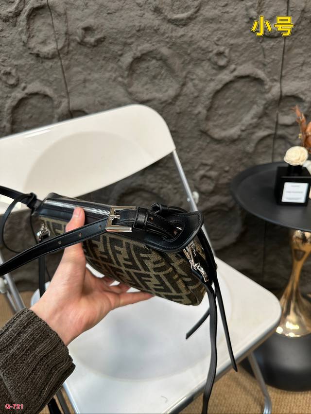 Equipped with a folding box Fendi armpit bag, it can be worn under the armpit or diagonally, with a simple and luxurious feel. Size 24.14cm: