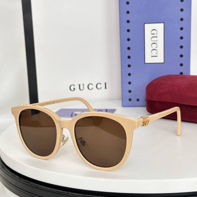 Gucc's new sunglasses, Gg1073, with lightweight panels, cat eye frames, and a dual G brand logo, pay tribute to the classic. Size:54-21-145。 :