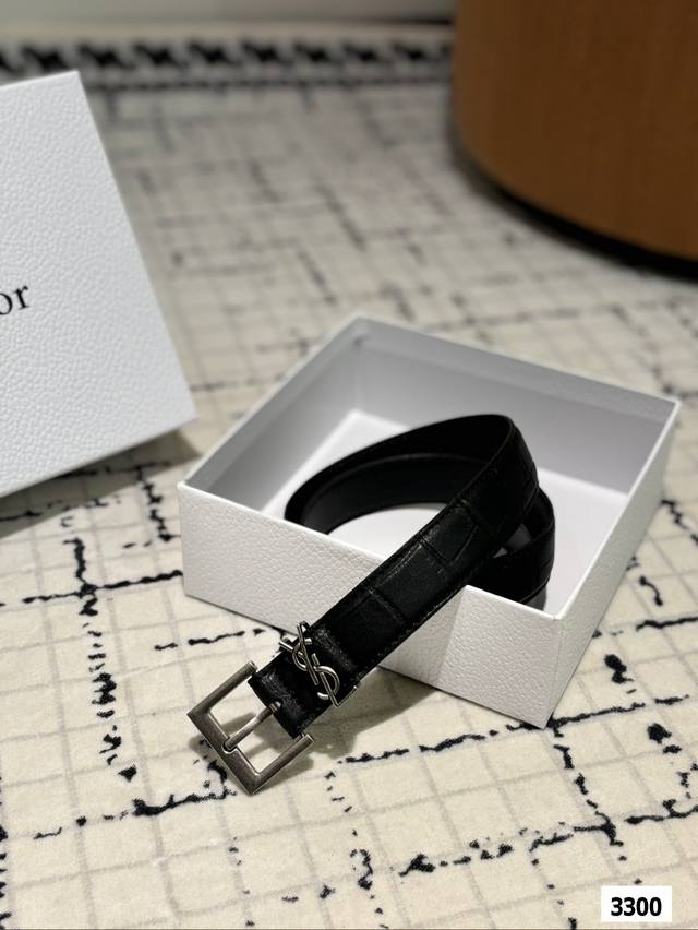 The original leather Ysl belt with box matching has been very popular recently! Cowhide leather! Complete packaging! The belt belongs to it! The belt is exquisite and fashionable. Please note the size when placing an order