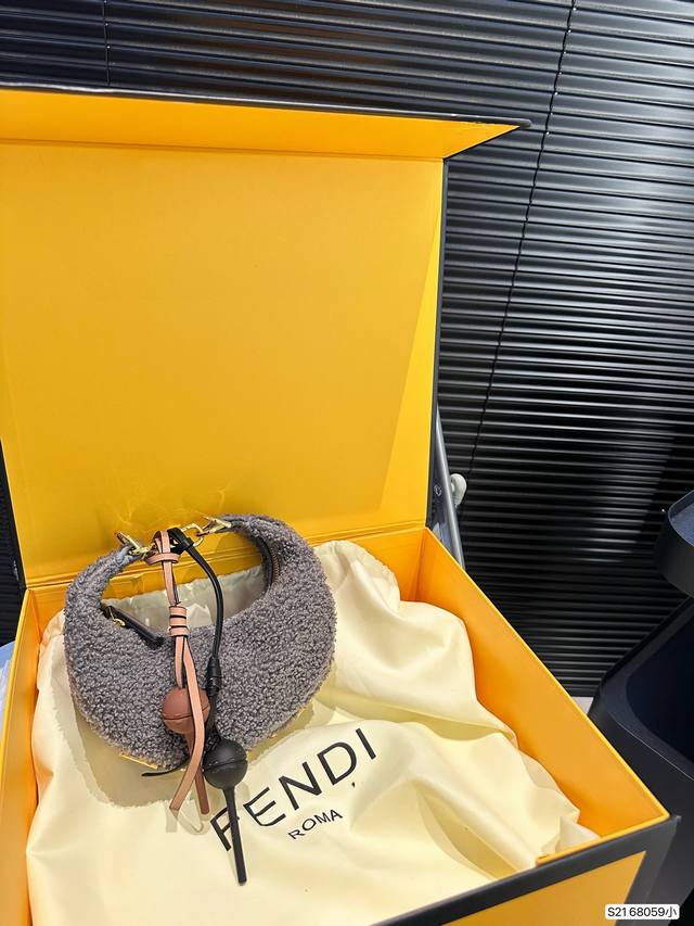 The logo metal design at the bottom of the Fendi Half Moon Bag and Lamb Hair Wrist Bag, which comes with a folding box for a small size, is really amazing. It's high-end, full, and not boring! Size: Small size 20 10 Item number Small 68059: