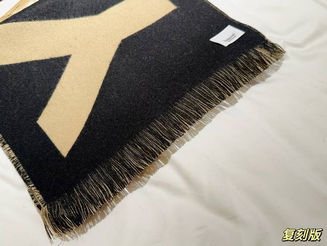 Delivery picture of the same complete set of packaging Burberry scarf counter original printed customized Burberry cashmere scarf counter washed label,% cashmere material, soft touch, hand sewn Burberry logo, integrated lock edge details not