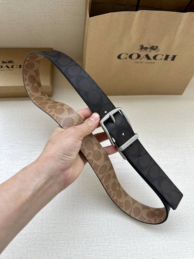 The 3.7cm wide COACH double-sided belt is made of black fabric with a classic logo buckle, and comes in two different appearances. Its fit can be personalized and can be cut with scissors. Trimmable double-sided: