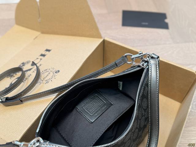 The airplane box, Coach armpit bag, has a high-quality texture, super large capacity, and durability. It can be worn on the street for daily use with a 100% return rate. It is this casual and lazy feeling. Size 20 15: