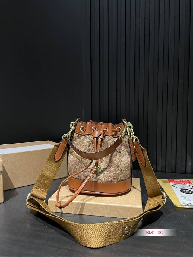 Recommended new box accessories: Coach Coach counter's new dempsey series mini bucket bag! Synchronized updates for counters! Can be carried by hand or shoulder and back~Super great effect on the upper body! Original vintage fabric paired with cowhid