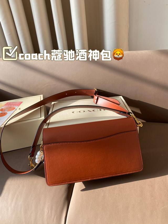 The color matching of Coach Coach's Wine God Bag this time is simply a fairy color scheme! High in appearance and versatile, suitable for both handheld and crossbody use, this is the Coach Wine God! Cute and able to pretend! Handheld crossbody looks
