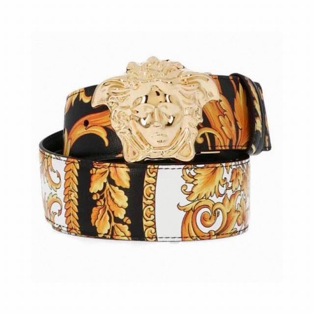 This Versace Palazzo belt is made of cowhide fabric and adorned with le Pop Classique print and iconic Medusa hardware accessories. 4.0cm width: