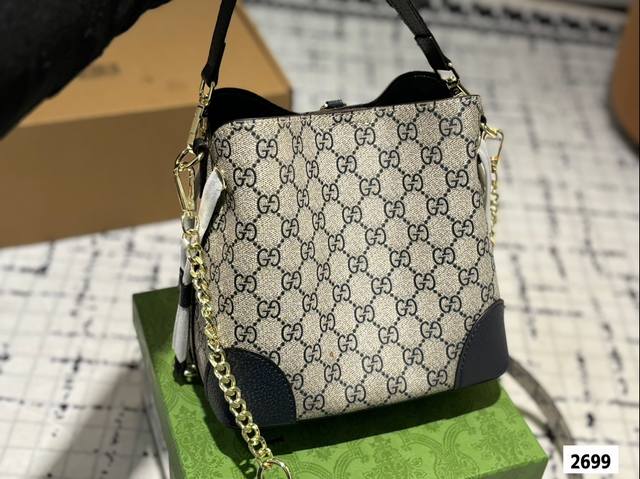 Gift box packaging Gucci Emblem series Tote new product launch, storage party big love big bag with compartments. The new emblem is launched, which is a relatively large tote with adjustable shoulder straps on both sides and a classic lining: