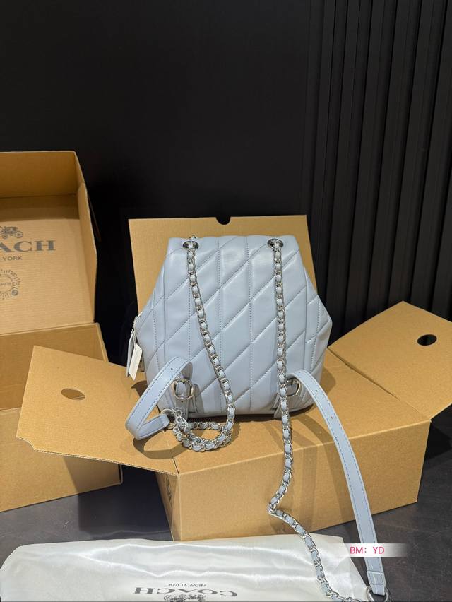 The Coach Coach Shoulder Tabby Backpack with Airplane Box is a versatile and versatile backpack that reshapes the coach design of the 1970s in a modern way. Its multifunctional style can be used as a backpack
