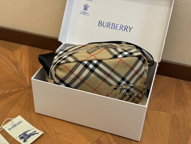 Box size: 26 * 18cm Burberry new camera bag latest fabric plaid! Daily trendy dressing, fashionable dressing, no problem at all! Both men and women can take responsibility for their appearance