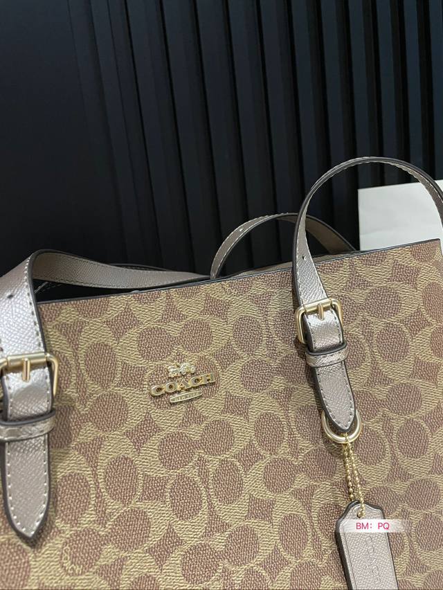 New Coach Mollie25 tote bag for Valentine's Day in January 24, with box matching. The latest shopping bag from Coach Coach OEM factory is shipped with top-quality shiny hardware logo and practical style. Multi purpose lining. lo: