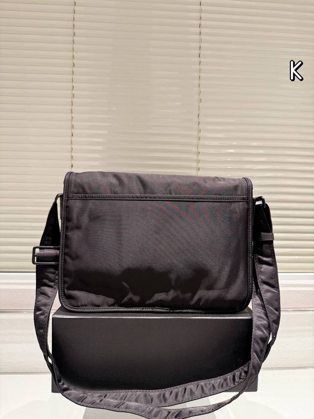 The Ysl Niki mailman bag has a tightly held temperament, and the # Niki shoulder strap can be adjusted to a single shoulder position, and even shorter to an armpit bag. Of course, this is completely fine for crossbody. The YSL nylon fabric reflects a